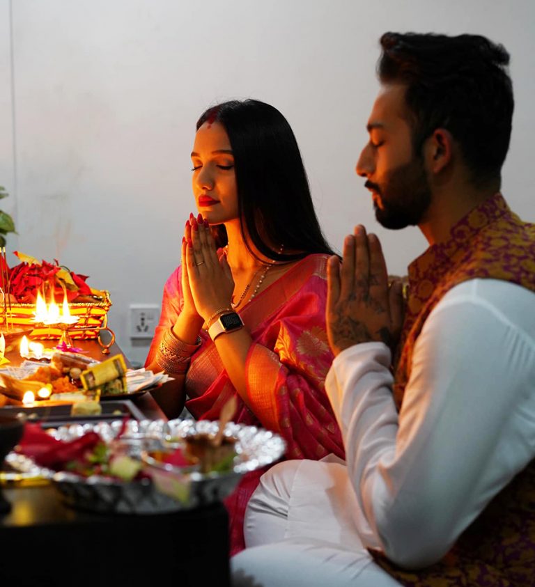 यस्तो रह्यो बिहेपछि प्रियंका र आयुष्मानको पहिलो लक्ष्मीपूजा