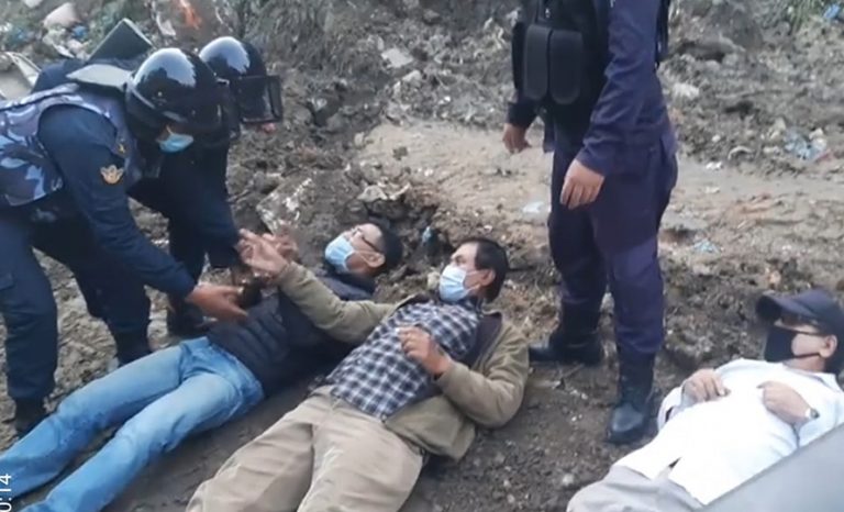 अदालतको आदेश विपरीत डोजर चलाएको भन्दै बालाजुवासीद्वारा विरोध