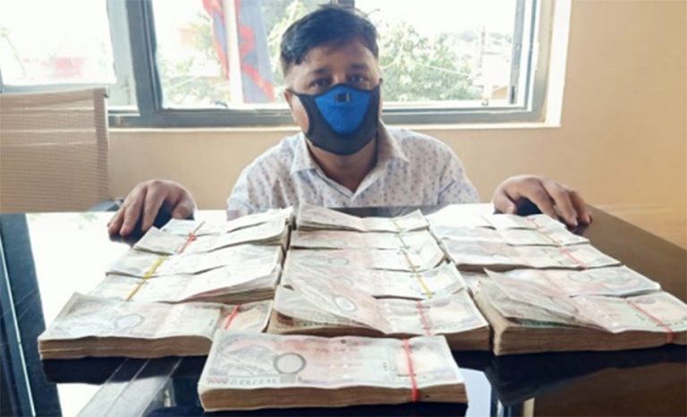 स्रोत नखुलेको १६ लाखसहित एक भारतीय नागरिक पक्राउ