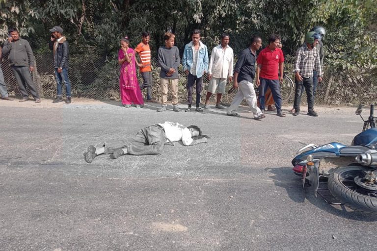 कैलालीमा ट्याक्टरको ठक्करबाट मोटरसाइकल चालकको मृत्यु