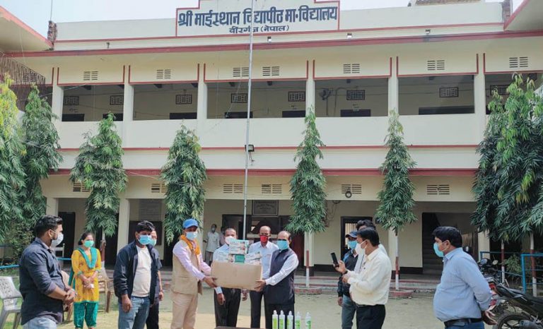 वीरगञ्जका ५ सामुदायिक विद्यालयलाई मास्क र सेनिटाइजर