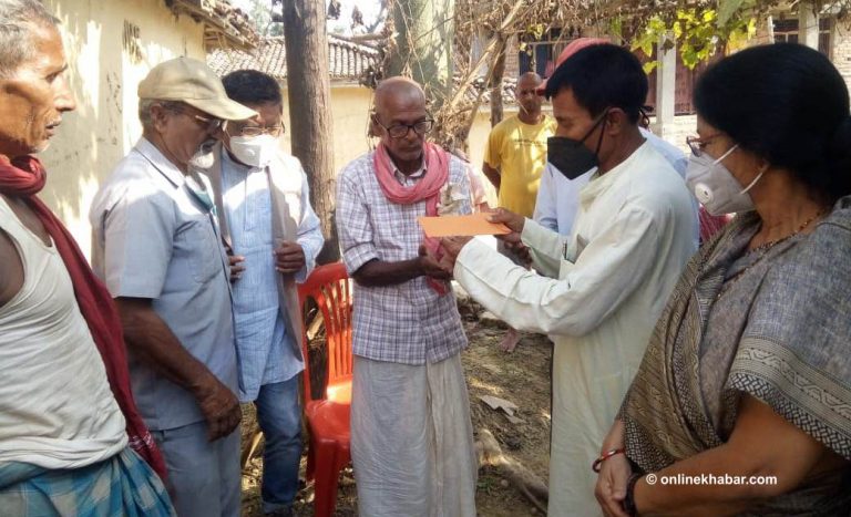 नेकपा पर्साद्वारा मुकेशको परिवारलाई आर्थिक सहयोग