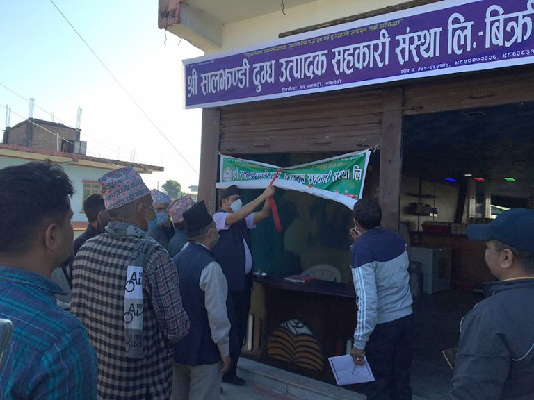 सालझण्डीमा दुग्ध परिकार बिक्री केन्द्र सञ्चालन