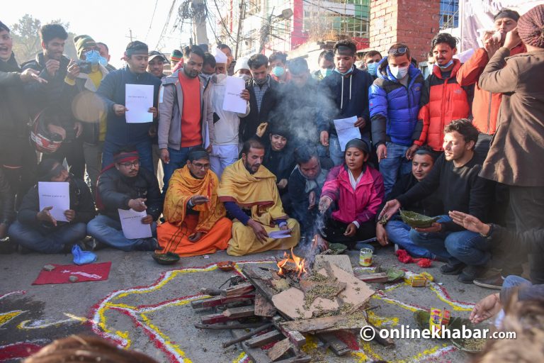 विद्यार्थीको व्यंग्य–लोकतन्त्र स्वाहा ! बयलगाडा स्वाहा !