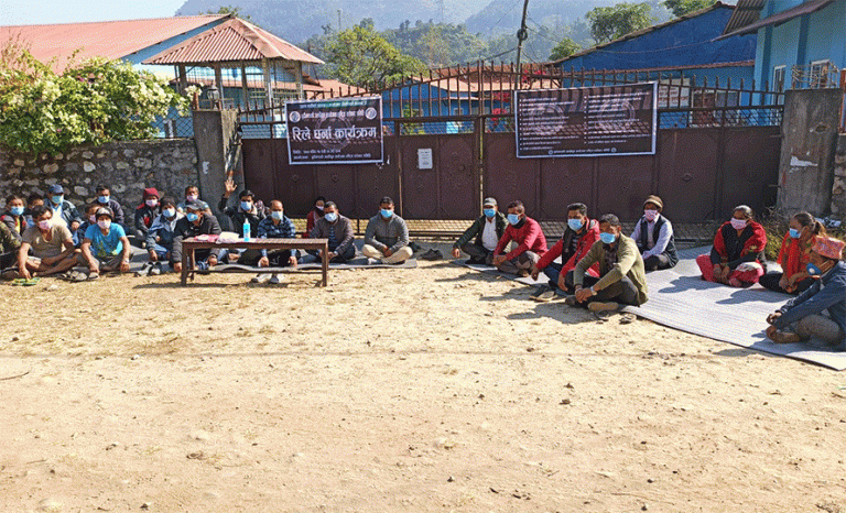 बुढीगण्डकी कार्यालयमा डुवान क्षेत्रका वासिन्दाको धर्ना