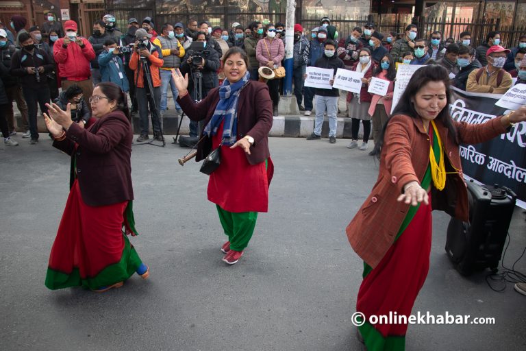 संसद विघटनविरुद्ध नौमती बाजा बजाएर विरोध