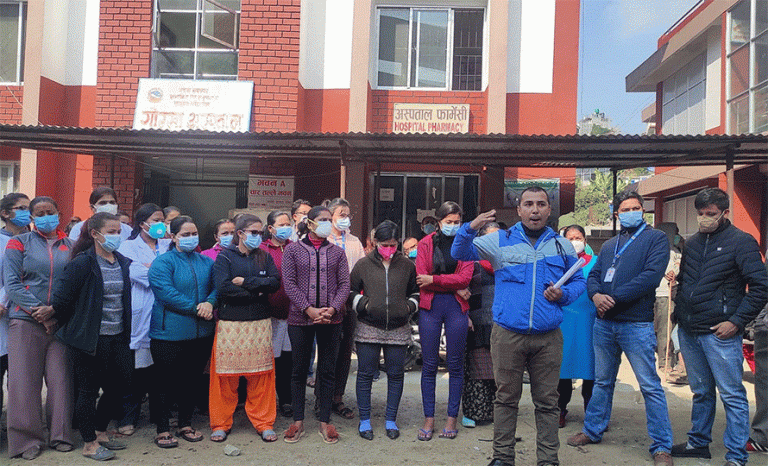 गोरखा अस्पतालमा चिकित्सकमाथि दुर्व्यवहार, आकस्मिकबाहेकका सेवा बन्द