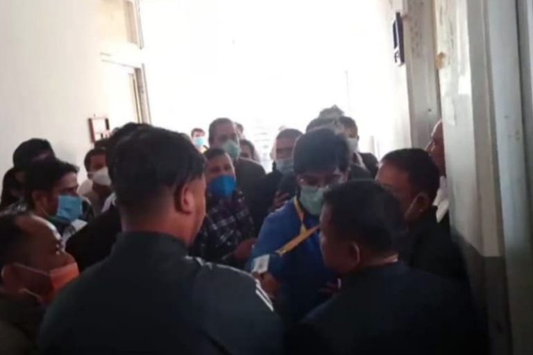 घुस लिएको भिडियो खिच्दा मालपोत कर्मचारीबाट कुटिए पत्रकार
