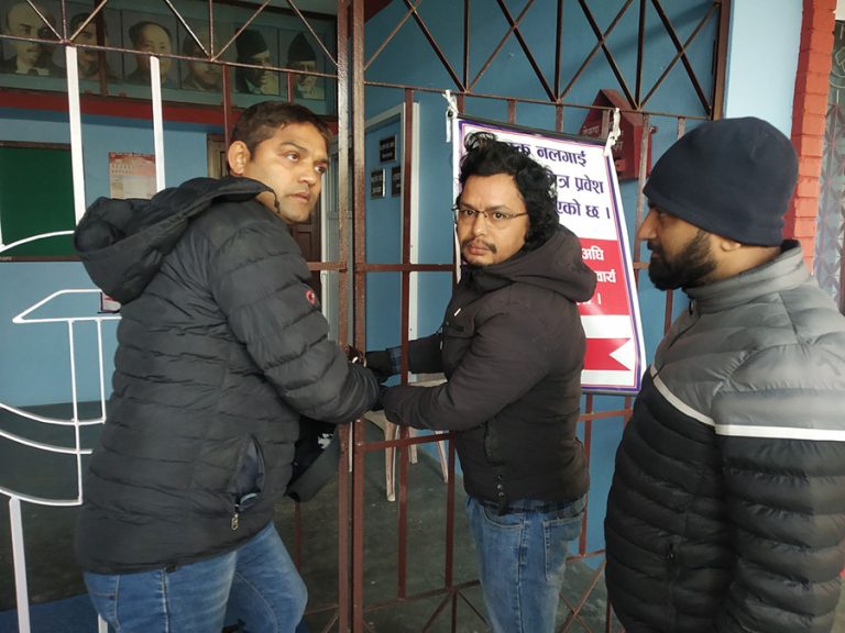 नेकपा चितवनको कार्यालयमा ओली समूहले लगायो ताला