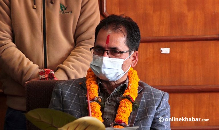 कार्यभार सम्हाल्दै खानेपानी मन्त्री थापाले भने– देशलाई स्थिरतातर्फ लैजान कोसिस गर्छु