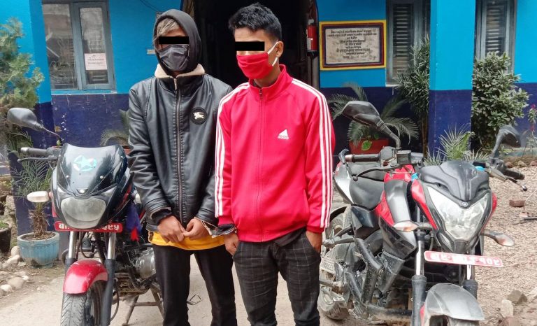 चोरीका मोटरसाइकलसहित दुई जना पक्राउ