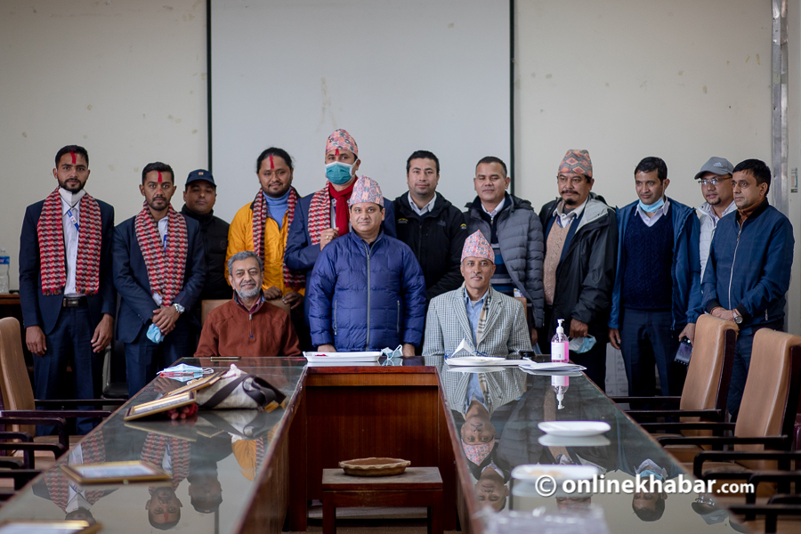 उचाइ नाप्न सगरमाथाको चुचुरोमा पुगेका टोली सम्मानित
