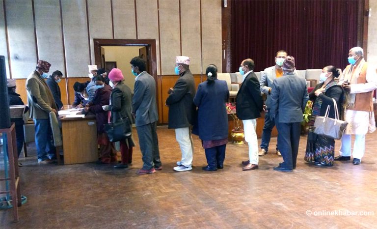 संसद विघटनविरुद्ध बानेश्वरमा नेकपा सांसदको हस्ताक्षर संकलन