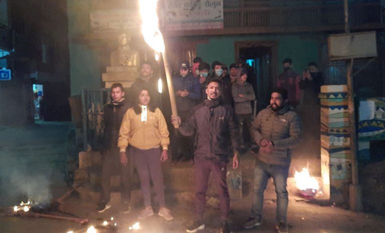 धनकुटामा ओलीको पुत्ला दहन