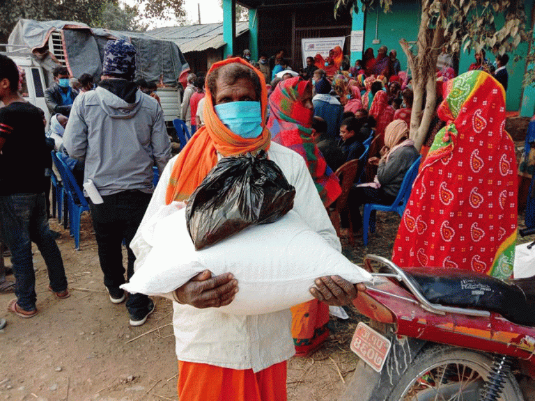 कोरोना प्रभावित ८०० परिवारलाई राहत वितरण