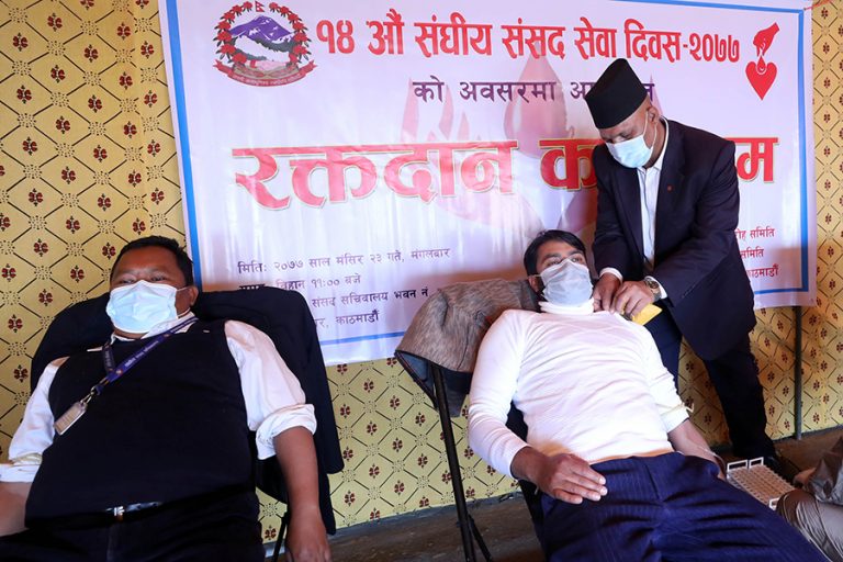 दुई सांसदसहित ५३ जनाले गरे रक्तदान