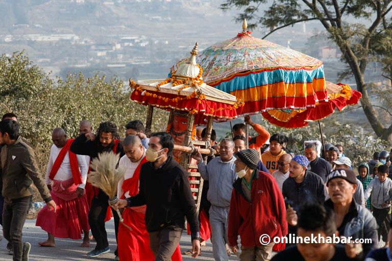 रातो मछिन्द्रनाथलाई बुङ्मतीबाट पाटन ल्याइयो (फोटो फिचर)