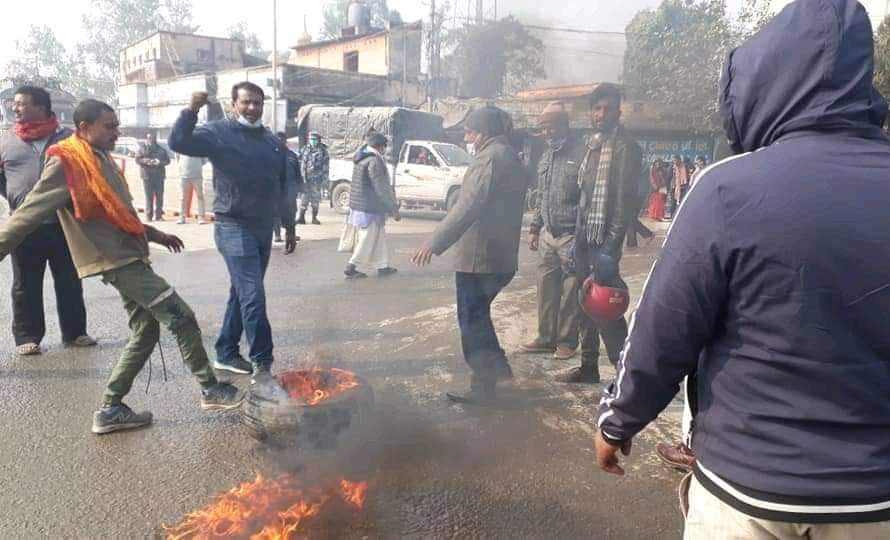 प्रधानमन्त्रीको कदमविरुद्ध कलैयामा टायर बालेर प्रदर्शन