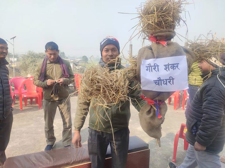 निर्वाचन क्षेत्रमा श्रममन्त्रीको पुत्ला दहन