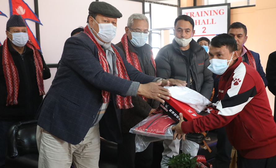 पारा तेक्वान्दो खेलाडीलाई खेल पोशाक