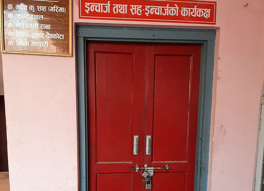 प्रचण्ड-माधव समूहद्वारा कैलाली पार्टी कार्यालयमा तालाबन्दी