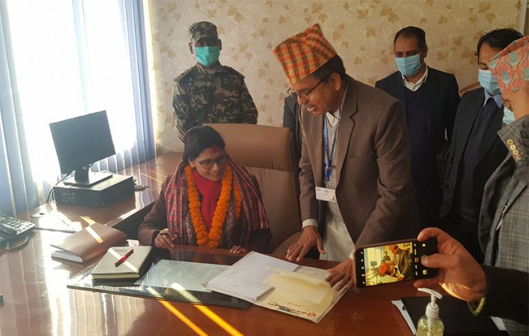 कृषक परिचयपत्रको वितरण थाल्ने निर्णय गर्दै कृषिमन्त्रीले गरिन् पदभार ग्रहण