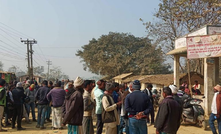 प्रहरीले ज्यादती गरेको भन्दै बारामा स्थानीयको प्रदर्शन