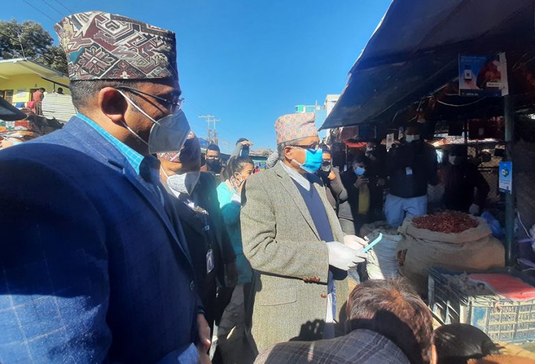 तरकारी बजारमा पनि डिजिटल कारोबार, अदुवा किन्दै गभर्नरले गरे थालनी