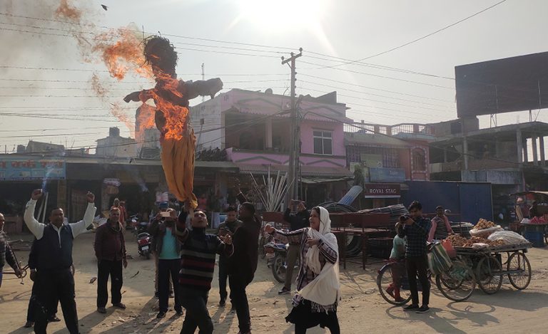 रौतहटमा प्रधानमन्त्री ओलीको पुत्ला दहन