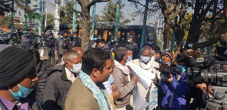 सरकारलाई उखु किसानको जवाफ : हाम्रो पैसा बोकेर मन्त्री माइतीघर आउनुस्