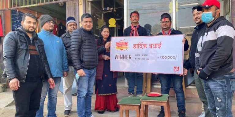 ‘डिशहोममा डिलर दाइको डिस्काउन्ट’ अफरका विजेतालाई चेक हस्तान्तरण