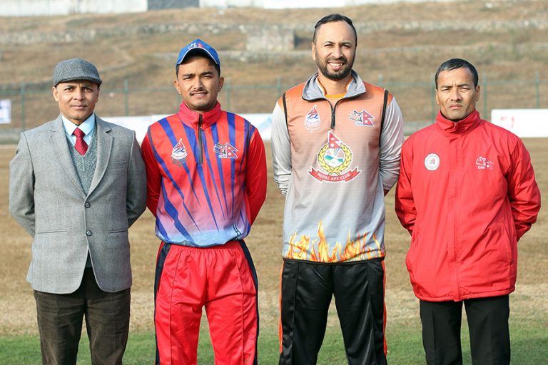 पीएम कप क्रिकेट : एपीएफ टस जितेर ब्याटिङ गर्दै