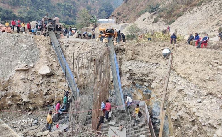 नेकपा विभाजनको असर विकासमा : रोल्पामा बनिरहेको पुल शिलान्यास गर्न खोजेको भन्दै विरोध