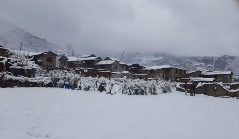 लगातारको हिमपातले हुम्लाको नाम्खा गाउँपालिकामा आवतजावत बन्द