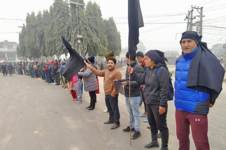 सर्लाहीमा ईश्वर पोखरेलसहित तीन मन्त्रीलाई कालो झण्डा देखाइयो
