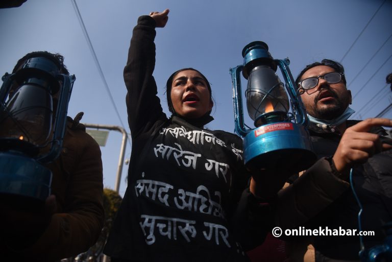 संसद विघटनविरुद्ध अनेरास्ववियूले निकाल्यो लालटिन जुलुस