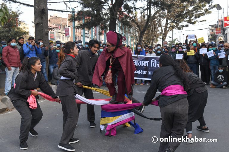 संसद विघटनविरुद्ध सडक नाटक प्रदर्शन