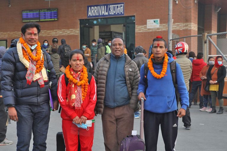 म्याराथनमा स्वर्ण जितेकी पुष्पासहितको टोली ढाकाबाट फर्कियो