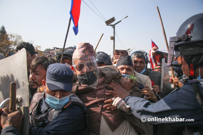 पृथ्वी जयन्ती : सिंहदरबार अगाडि राजावादी र प्रहरीको धक्कामुक्की
