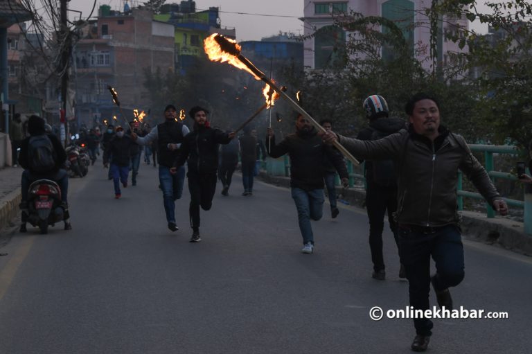 प्रचण्ड-माधव समूहद्वारा काठमाडौंमा मसाल जुलुस प्रदर्शन