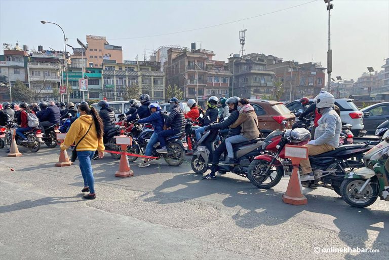 उपत्यकाको ट्राफिक व्यवस्थापन अस्तव्यस्त, सार्वजनिक गाडीलाई चक्रपथभित्र छिर्न दिइएन