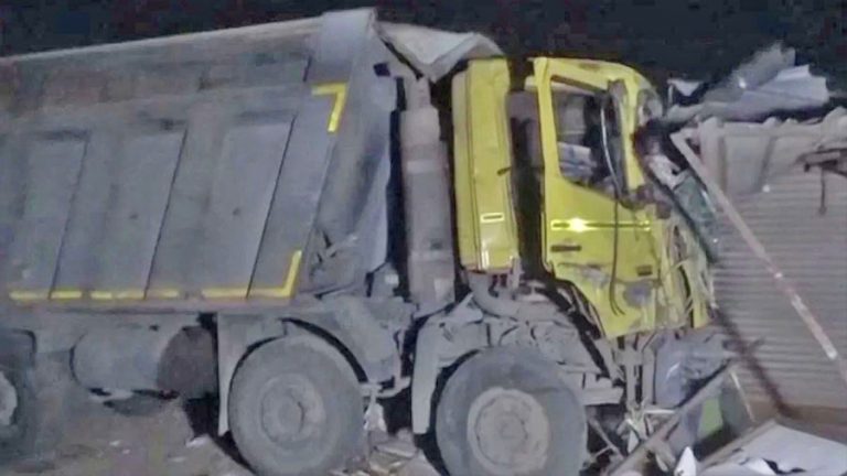 भारतको गुजरातमा सुतिरहेका मजदुरमाथि ट्रक गुड्यो, १५ जनाको मृत्यु