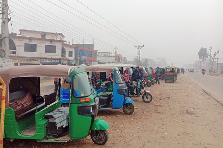 अटो रिक्सा चालक : कोही स्वदेशमै भविष्य खोज्दै, कोही विदेशिने तयारीमा