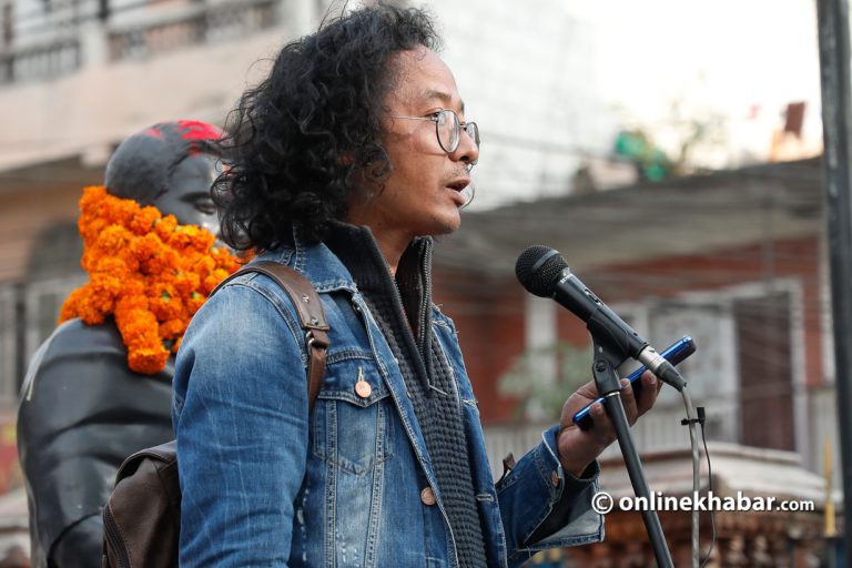 धर्मभक्तको शालिकमुनि उभिएर प्रतिगमनको विरोध