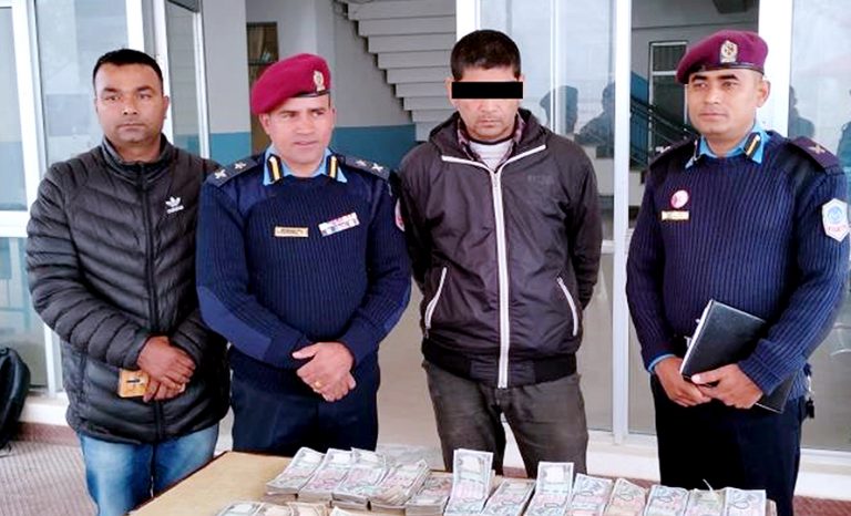 स्रोत नखुलेको करिब ३२ लाख रकमसहित एकजना पक्राउ