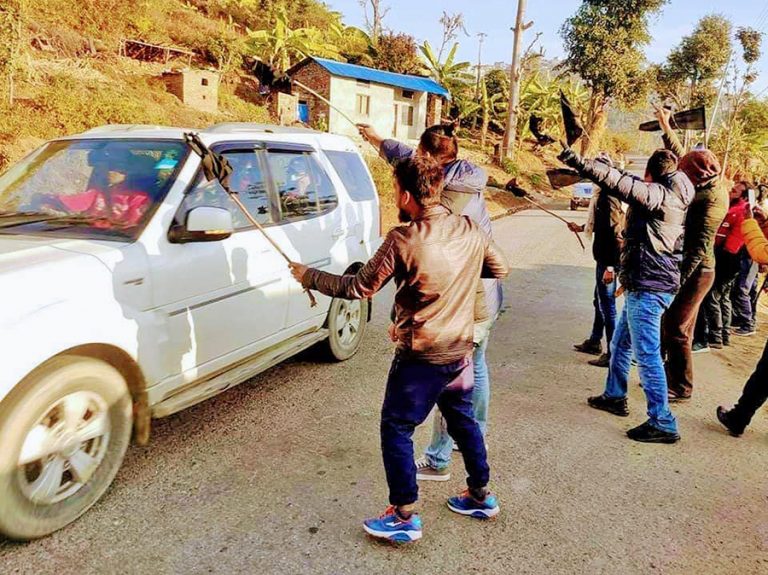 जाजरकोटमा विद्यार्थीले देखाए खानेपानी मन्त्री थापालाई कालो झण्डा