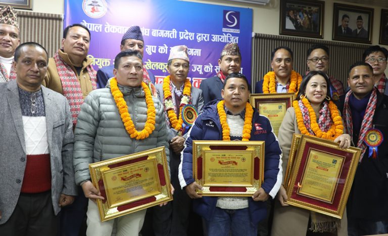 नवीन र आयशा सम्मानित