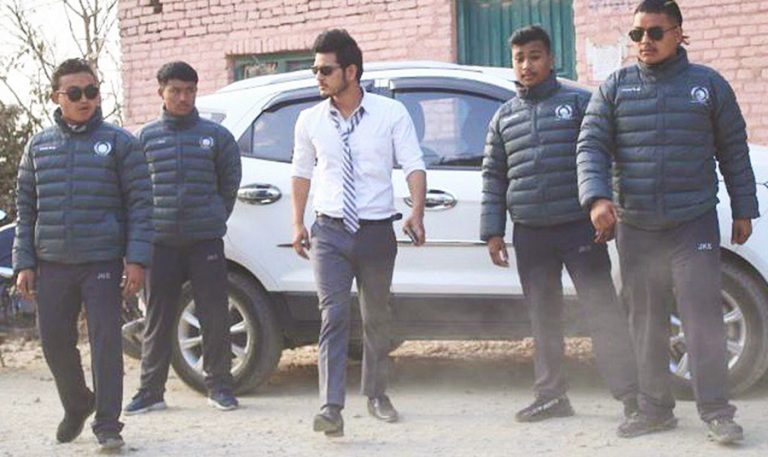 ‘तिम्रो मेरो साथ’को छायांकनमा पुष्प र साम्राज्ञीलाई बडिगार्डको व्यवस्था