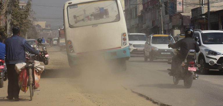 धमाधम भत्काइँदै काठमाडौंका सडक : धुलो र हिलो अझै कति वर्ष ?