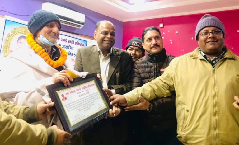 विजय प्रकाश विन स्मृति पुरस्कारबाट पत्रकार खतिवडा सम्मानित